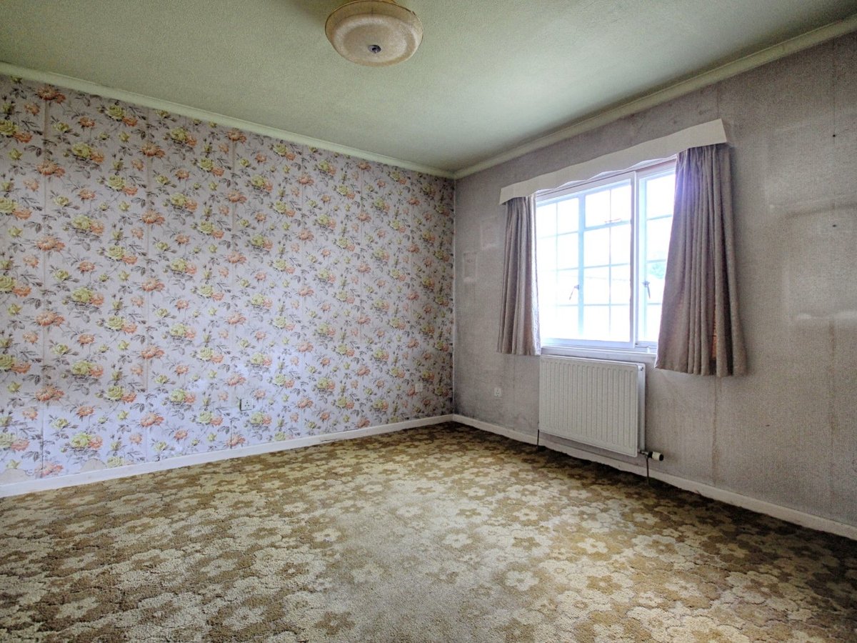 4 bedroom  House for sale in Cheltenham - Slide-4