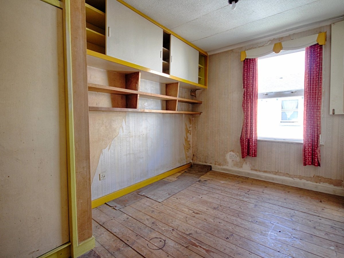 4 bedroom  House for sale in Cheltenham - Slide-10