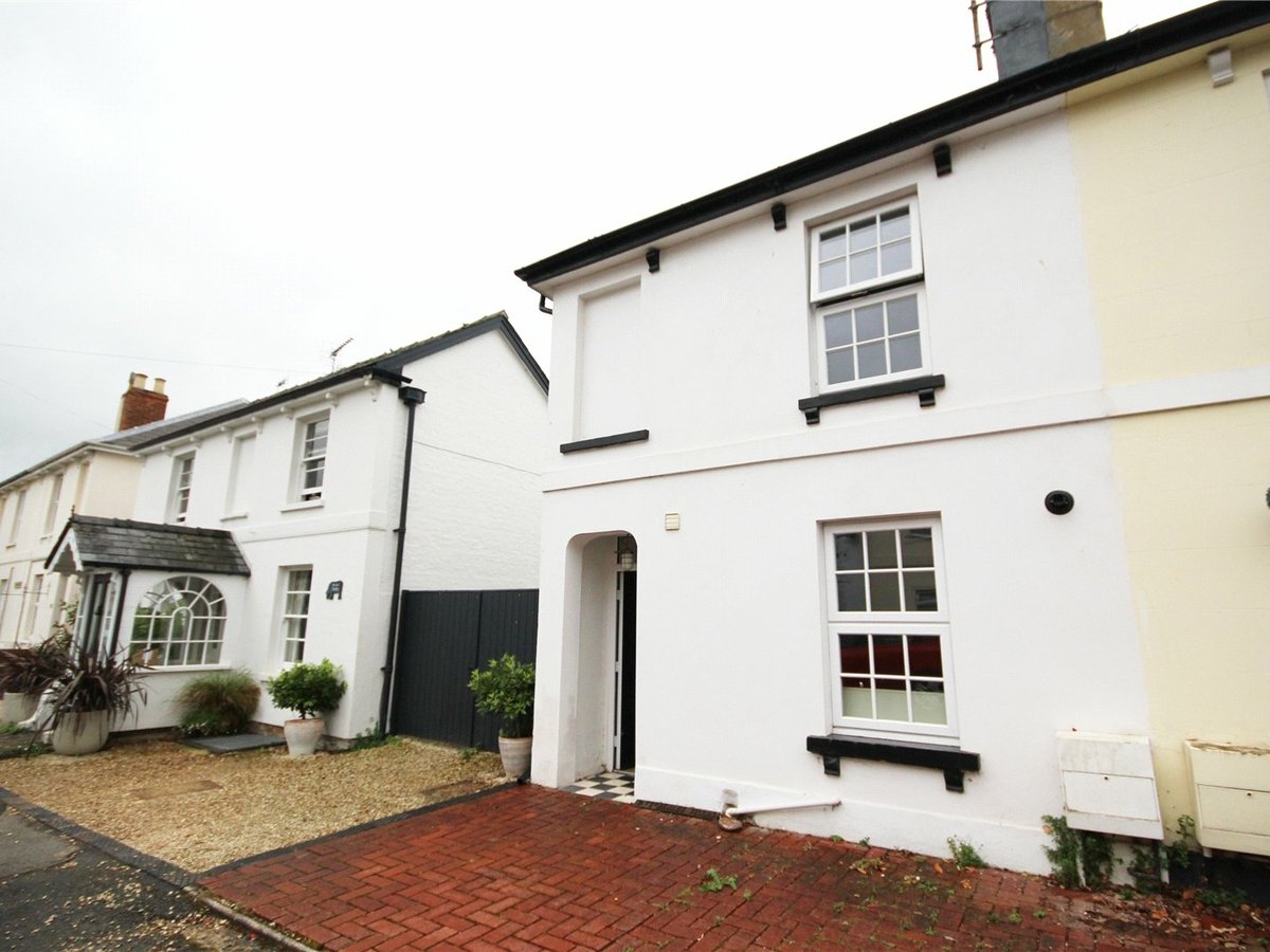 2 bedroom  House to rent in Cheltenham - Slide-1