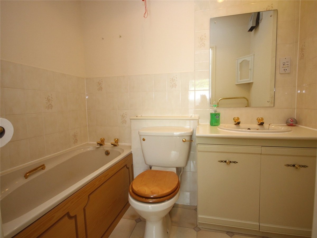 1 bedroom  Flat/Apartment for sale in Gloucestershire - Slide-9