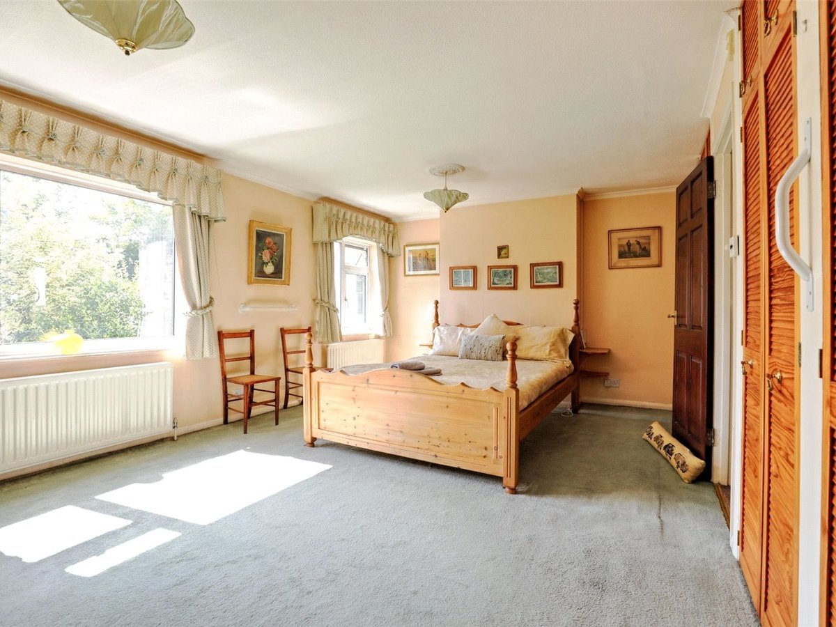 1 bedroom  House for sale in Cheltenham - Slide-6