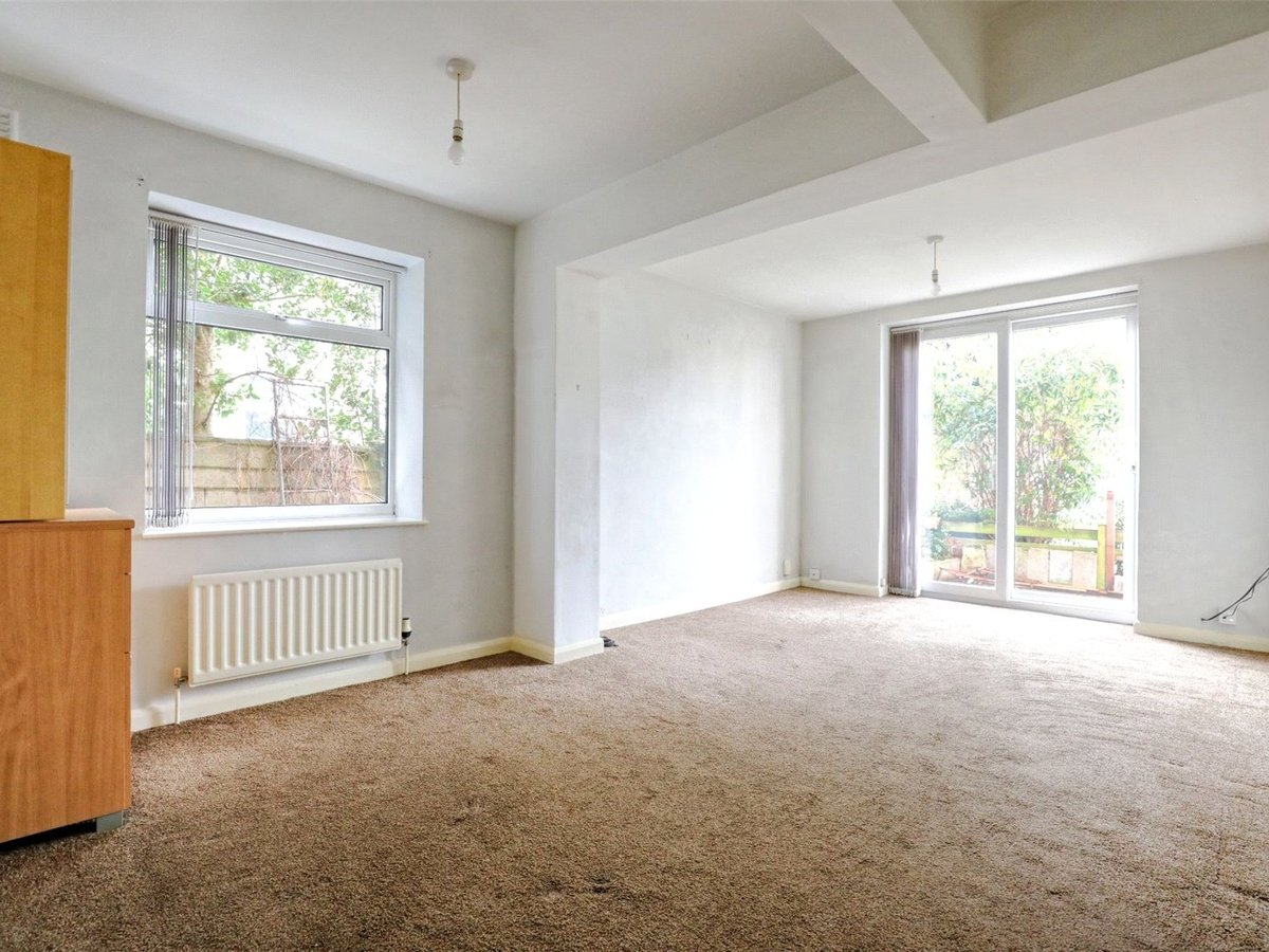 2 bedroom  Flat/Apartment for sale in Gloucestershire - Slide-3