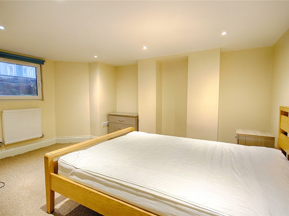 6 bedroom  House for sale in Cheltenham - Slide-9