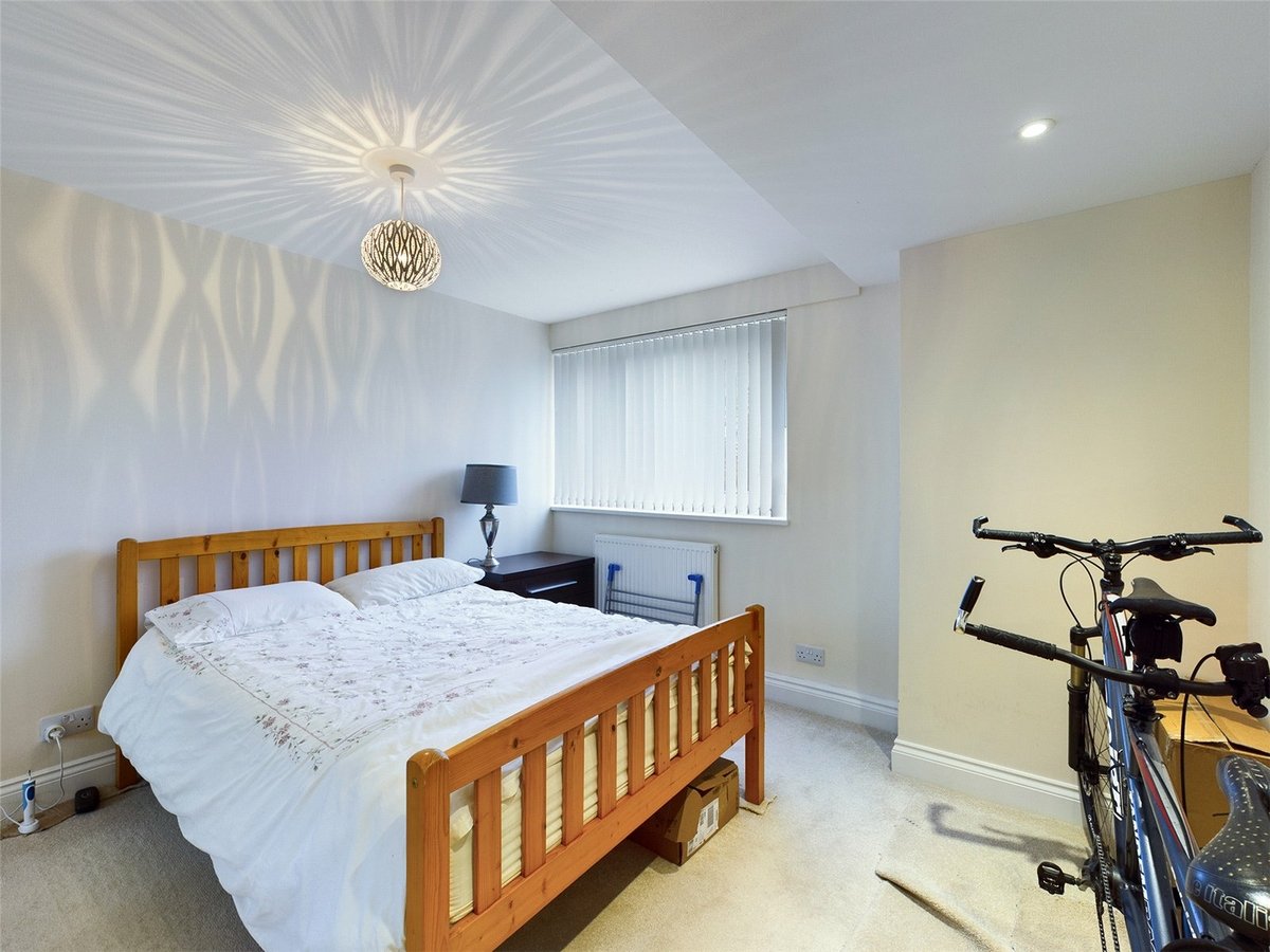2 bedroom  Flat/Apartment for sale in Charlton Kings - Slide-11