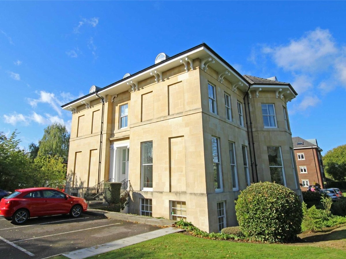 2 bedroom  Flat/Apartment for sale in Gloucestershire - Slide-1