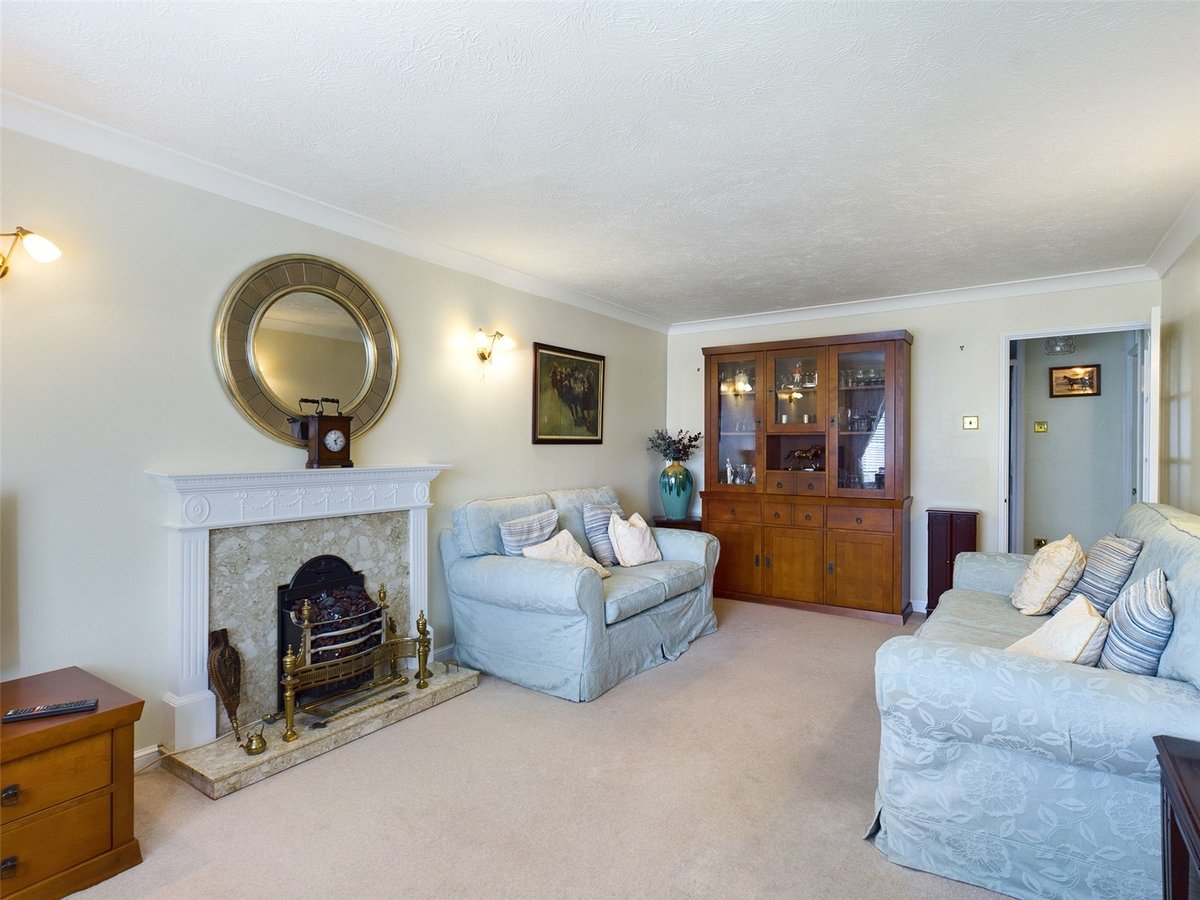 2 bedroom  Bungalow for sale in Gloucestershire - Slide-5