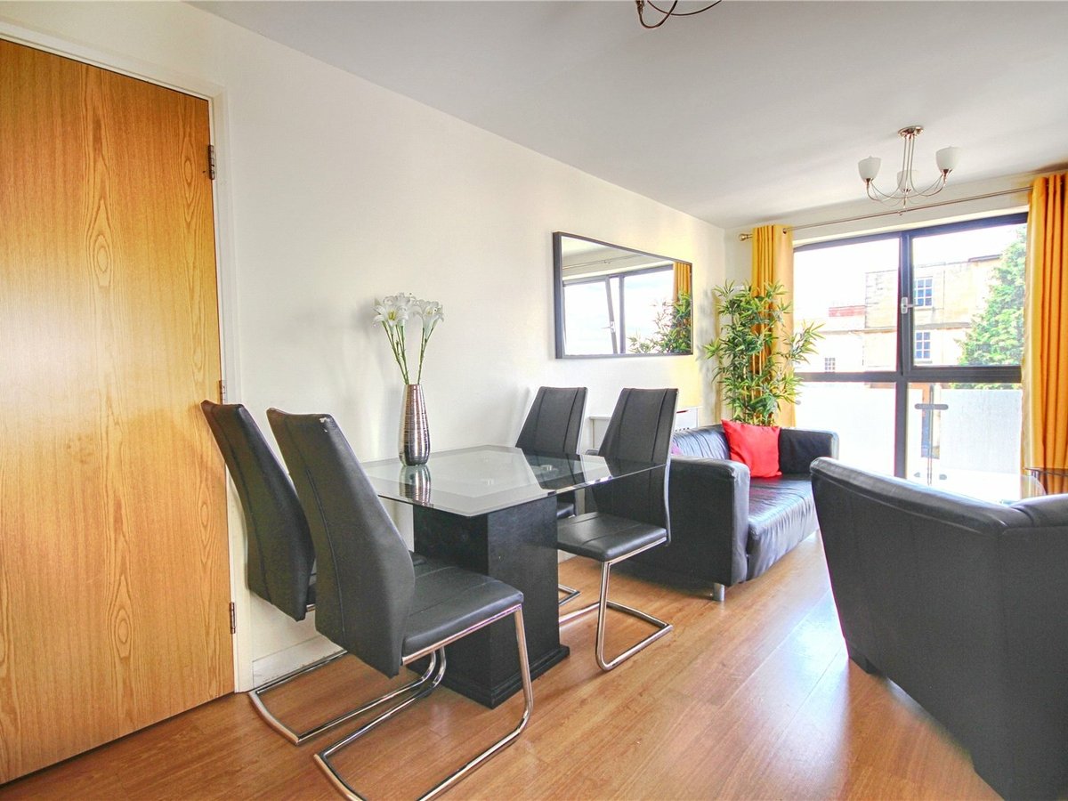 2 bedroom  Flat/Apartment for sale in Gloucestershire - Slide-5