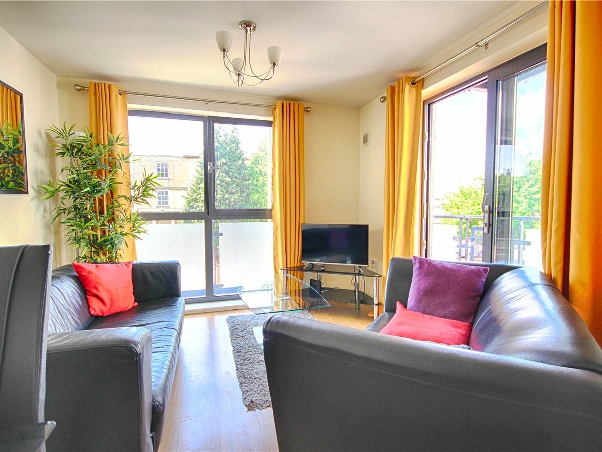 2 bedroom  Flat/Apartment for sale in Gloucestershire - Slide-2