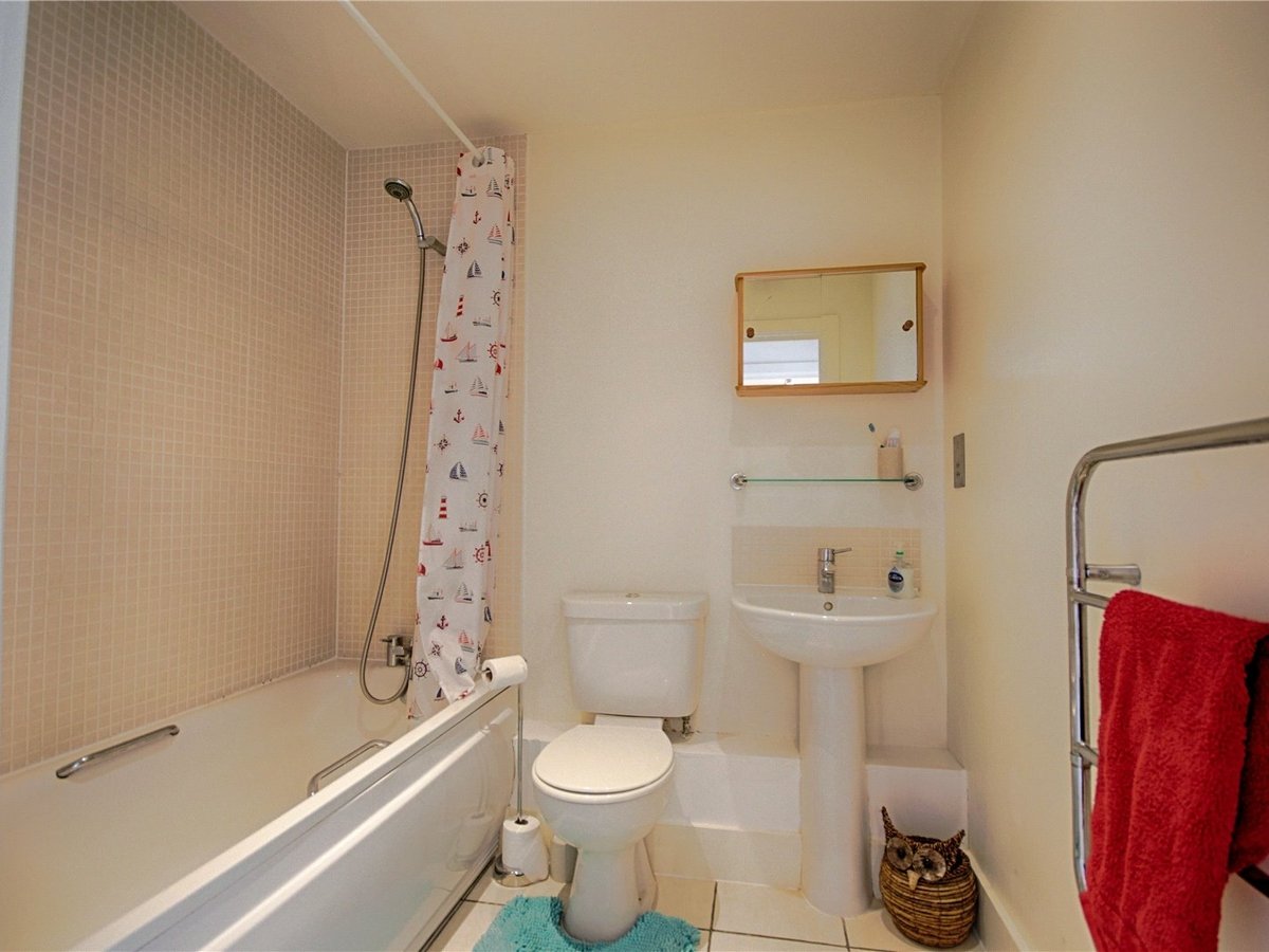 1 bedroom  Flat/Apartment for sale in Gloucestershire - Slide-5