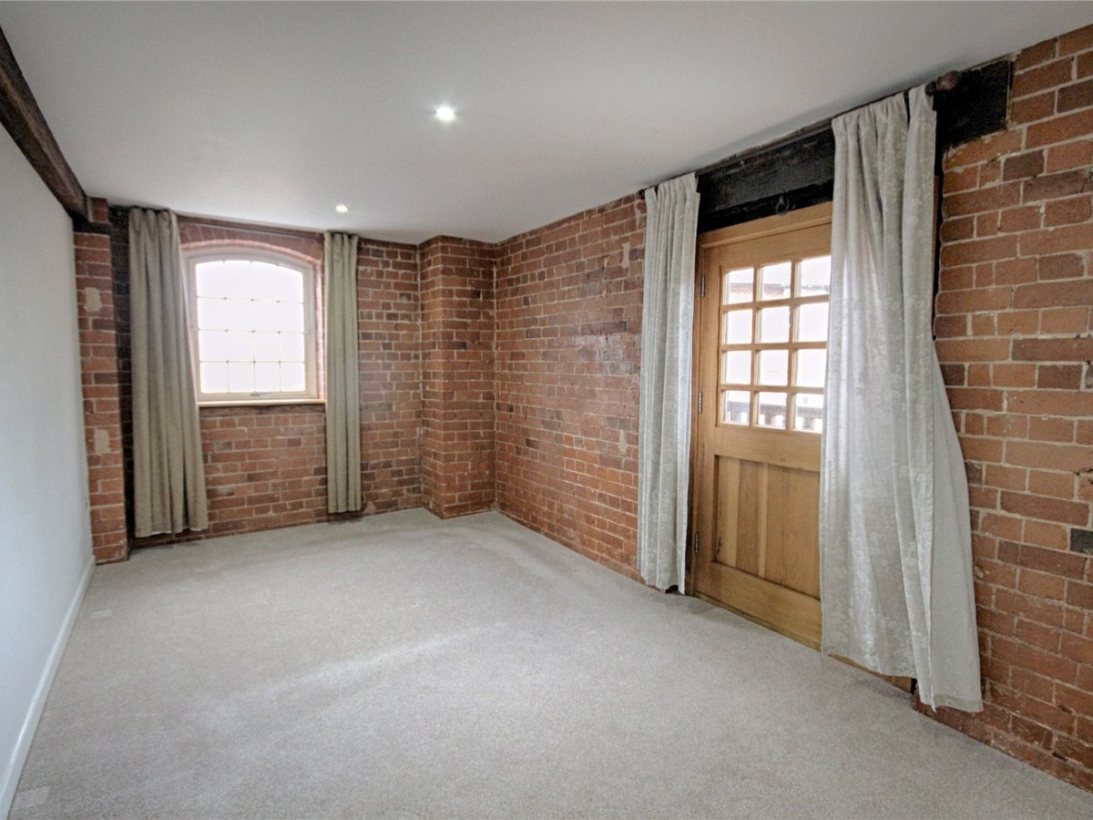 3 bedroom  Flat/Apartment for sale in Gloucestershire - Slide-4